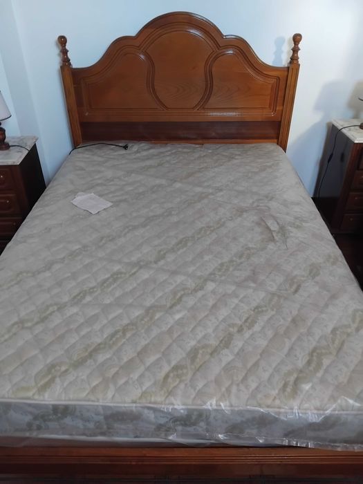 Cama de casal sem uso com colchão ainda embalado