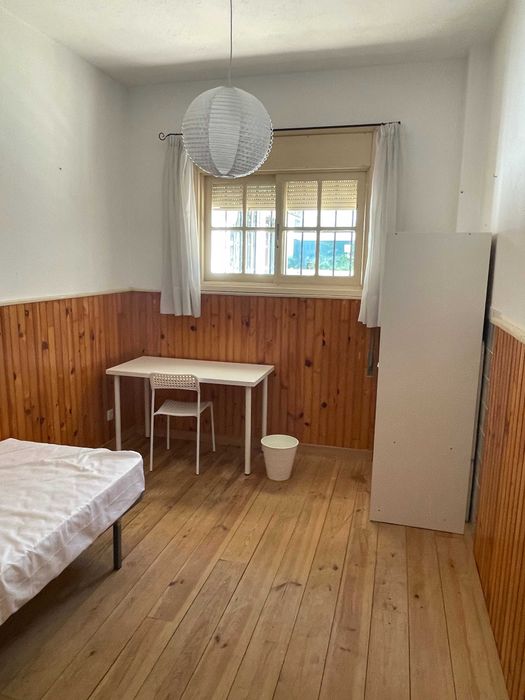 Quartos mobilados em moradia T4 na Alta de Coimbra para Estudantes