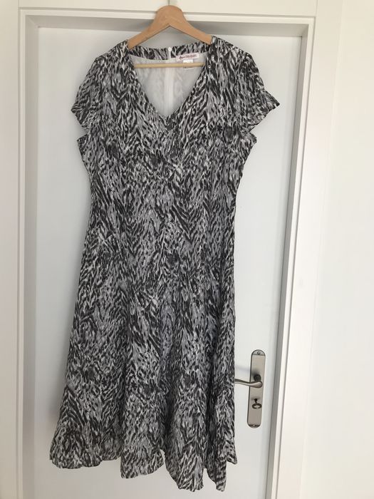 Vestido cinzento, preto e branco, mesclado.