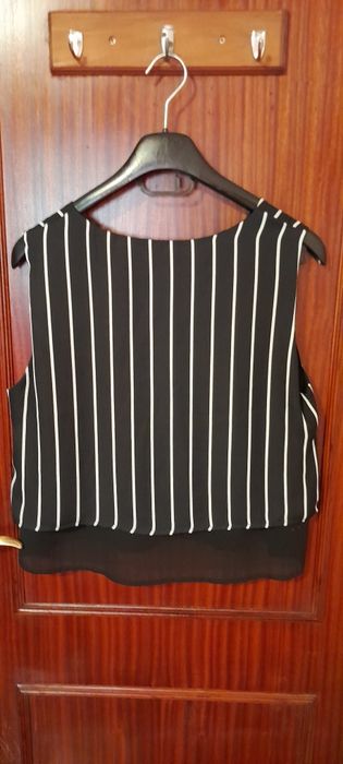 Top preto com riscas brancas