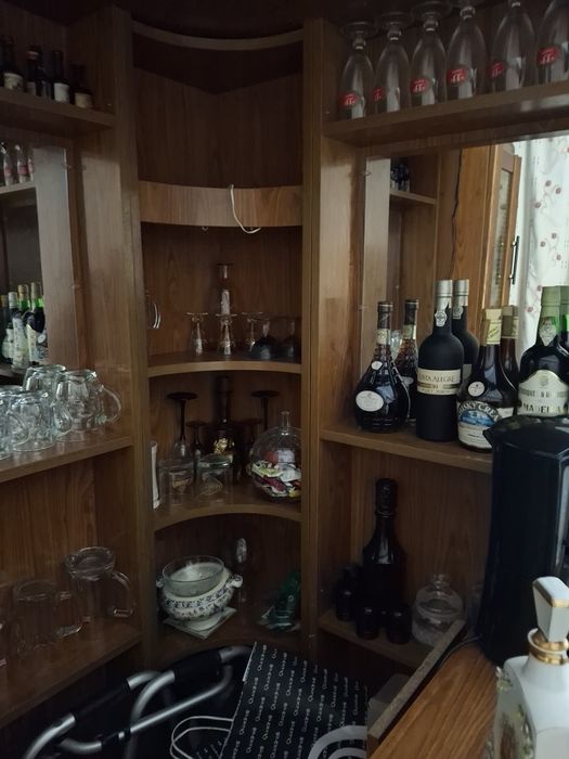 Móvel bar de canto com 2 bancos