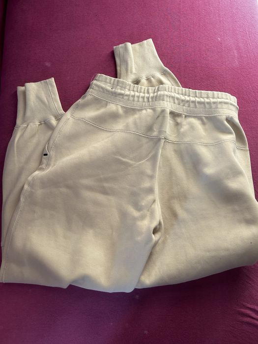 Bezowe dresy nike tech S