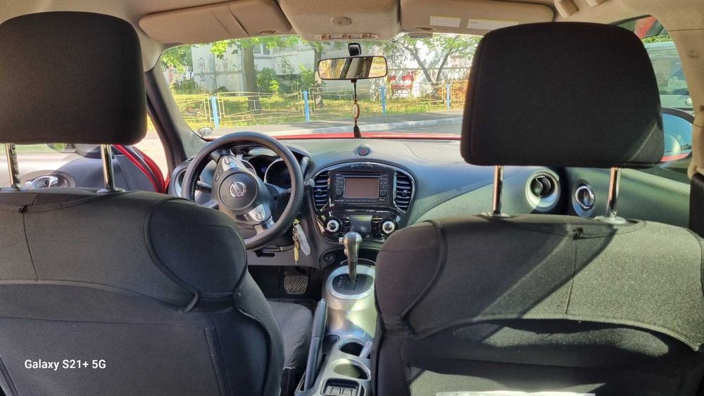 Продам автомобиль Nissan Juke 2012 года красного цвета
