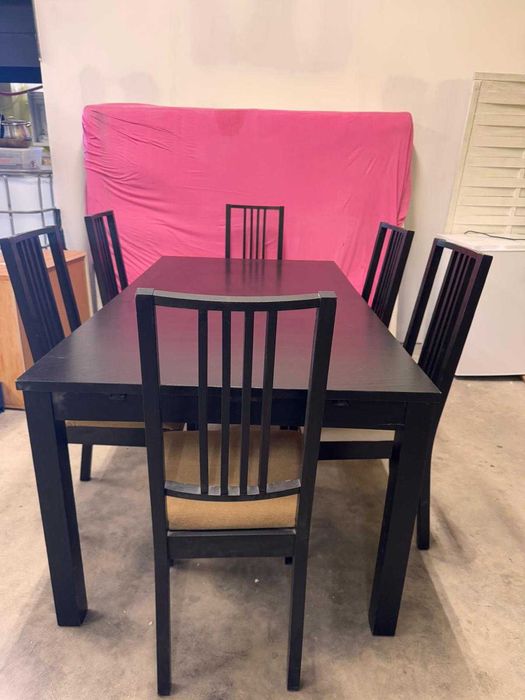 Mesa de madeira extensível com 6 cadeiras