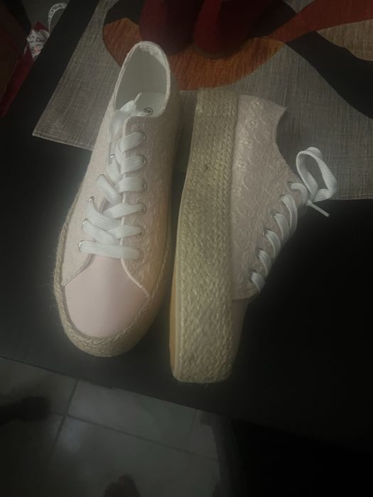 Tenis rosa com atacadores