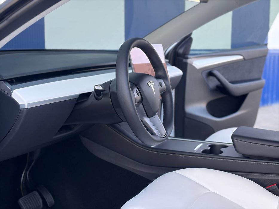 Tesla Model Y 2024 року