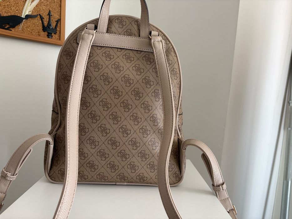 Mochila espacosa Guess
