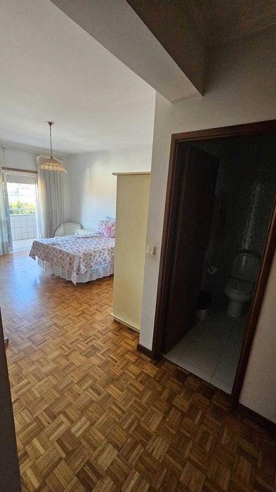 Alugo quartos junto á U. M.