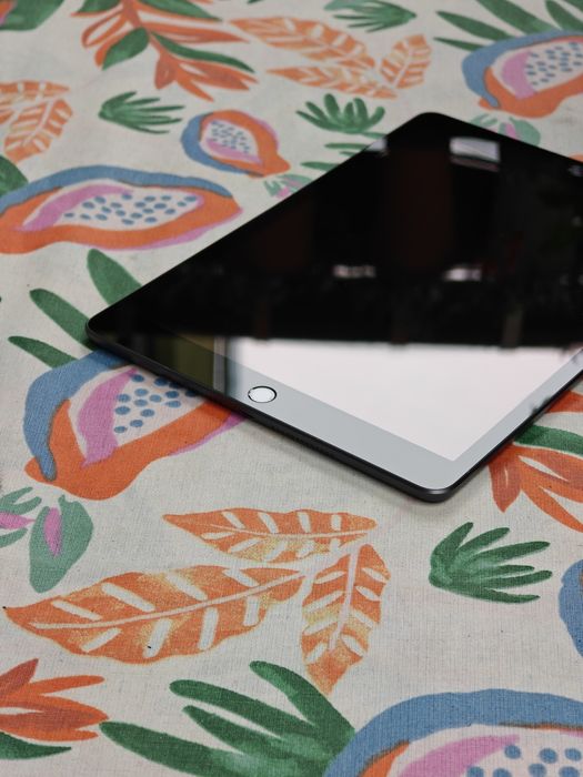 Jak nowy Apple iPad A2429 128GB SSD, oryginalny ładowarka, stan bardzo dobry