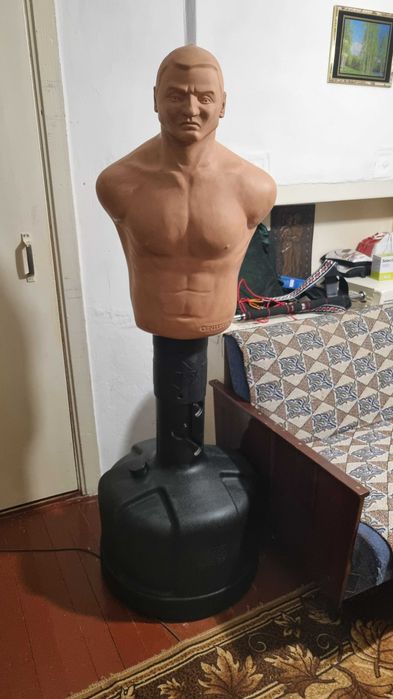 Продается манекен боксерский напольный.