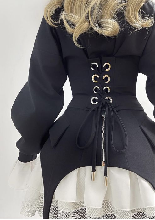 Продам костюм трійка( кофта, спідничка і баска )