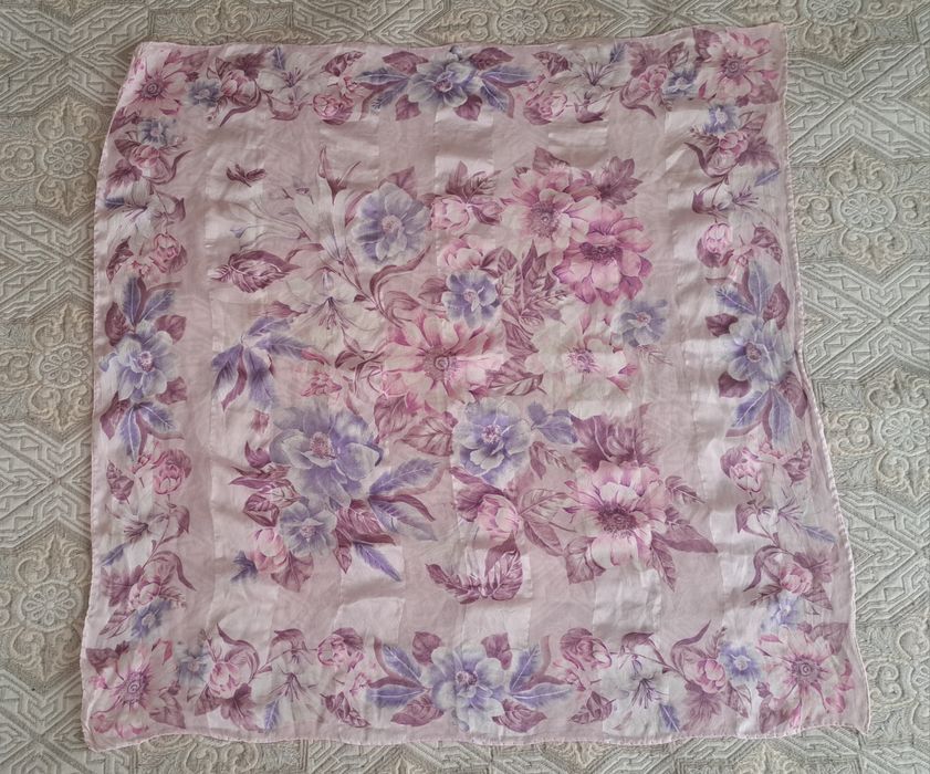 Платок з ажурними трояндовим узором.