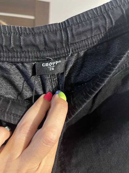 Czarne spodnie mlodzieżowe Cropp