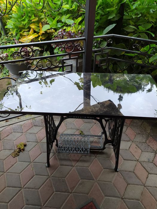 Столик добротний