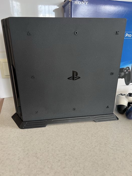 Ps 4 pro 1tb + 2 геймпади