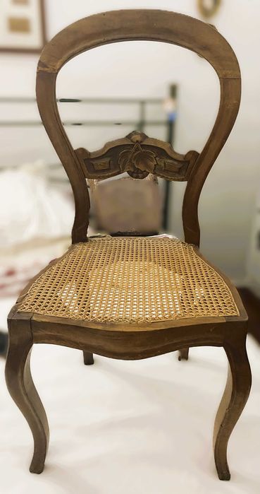 Cadeira antiga talhada à mão