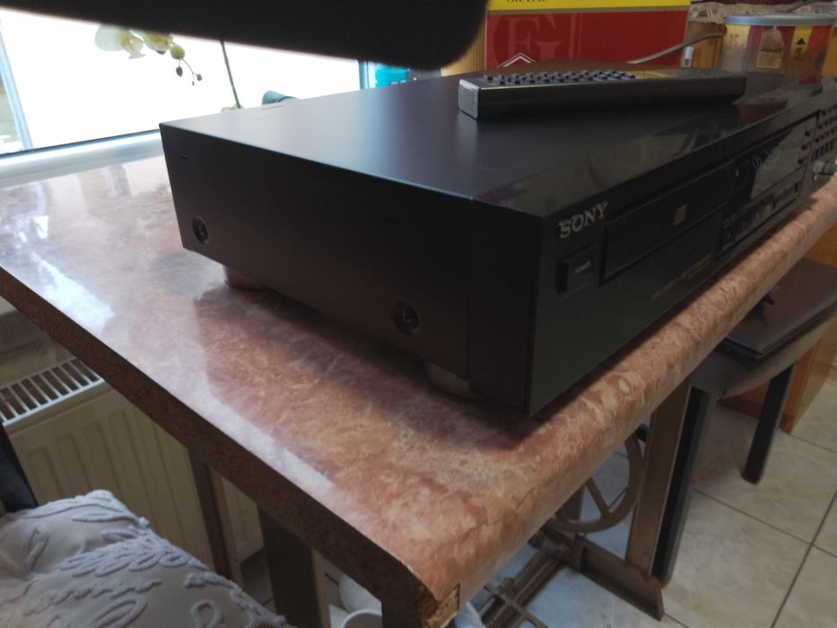 CD Sony cdp-395. Pilot sprawny w 100%.  stan bardzo dobry.
