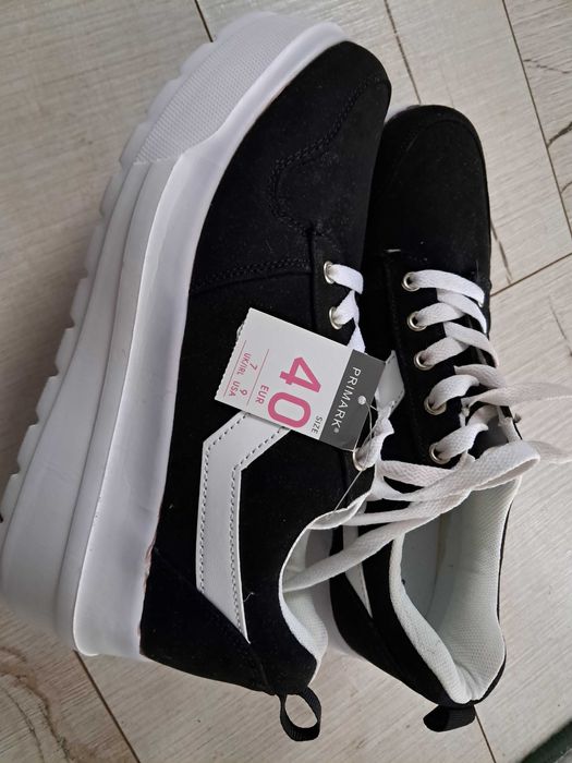 Tenisowki na koturnie