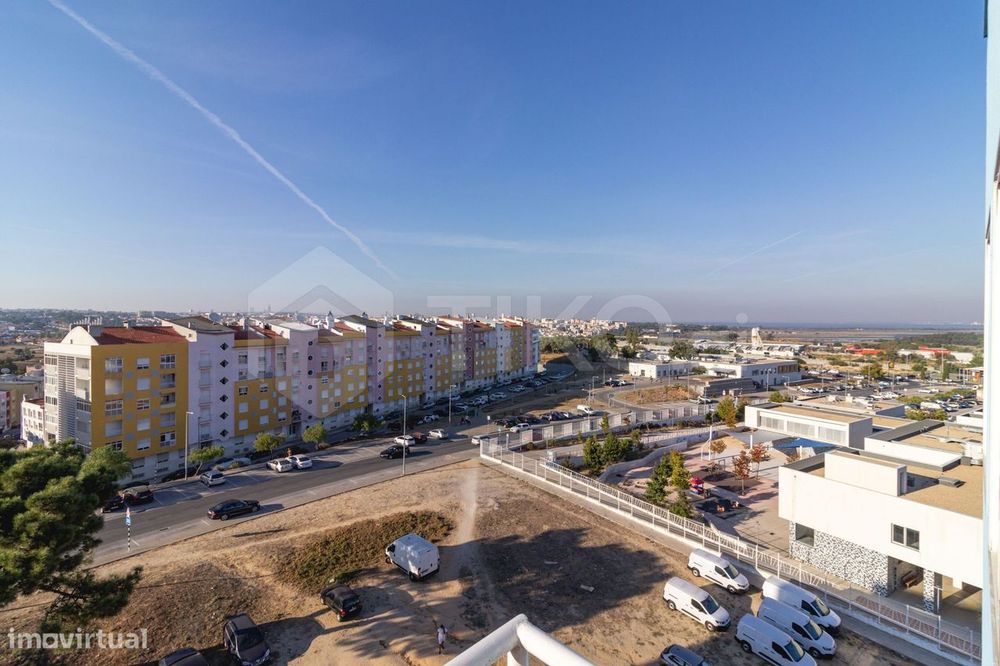 T4 com 209 m², vista 360º, sol todo o dia e garagem de 78 m² | Corroio