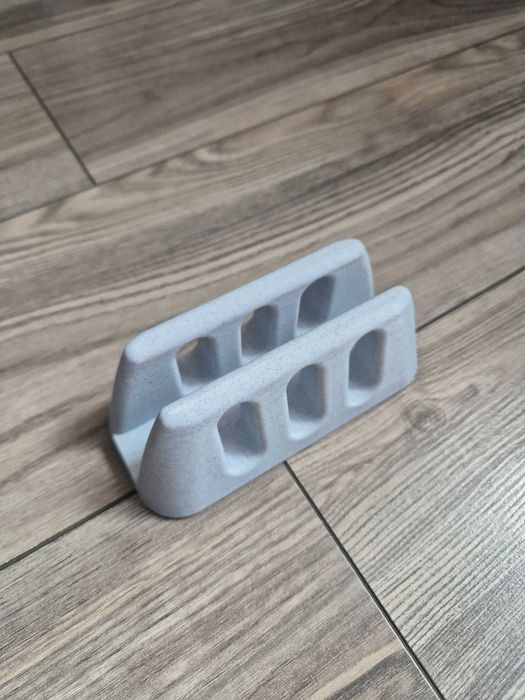 Stojak na laptopa / tablet – pionowy organizer biurkowy