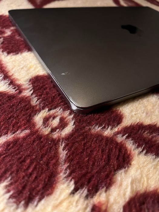 MacBook Pro 13 (peças, ecrã em perfeito estado)