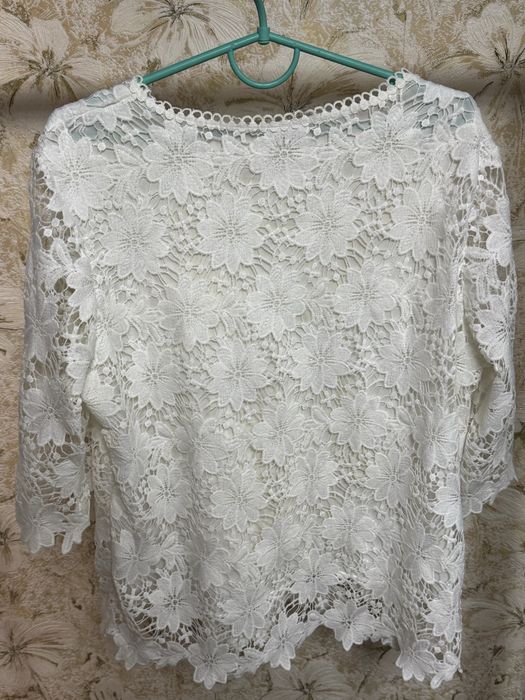 Біла мереживна блузка