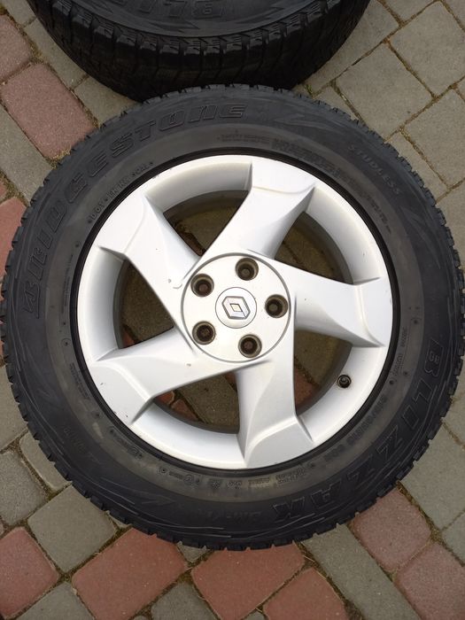 Шини зимові 215 65 16