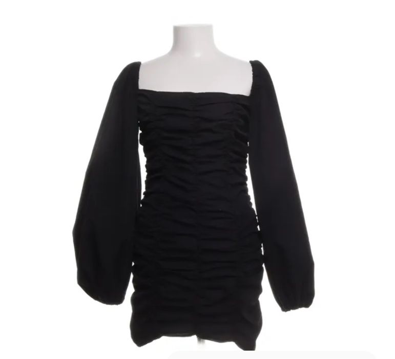 Sukienka z marszczeniami i bufiastymi rekawami Prettylittlething