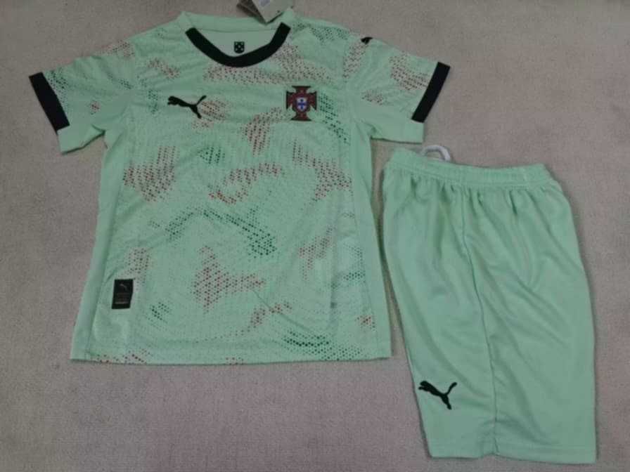 Camisola e conjuntos (calções e camisolas) da seleção portuguesa