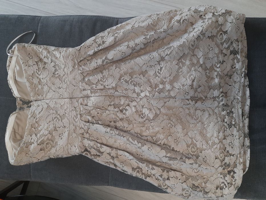 Piękna koronkowa sukienka 34