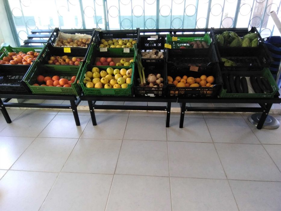 Prateleiras inclinadas para expor fruta e legumes