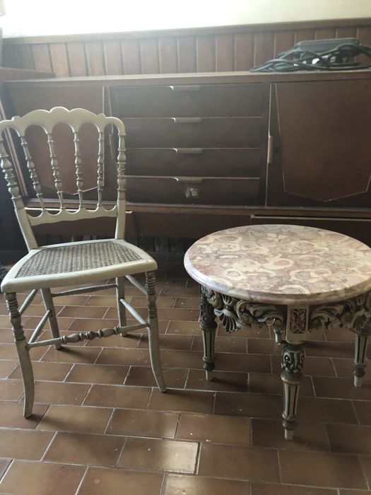 Cadeira e mesa de apoio