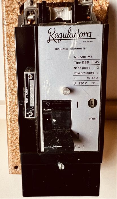 Antigo disjuntor marca Reguladora