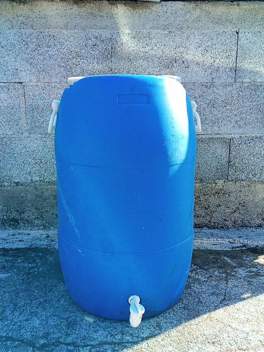Vendo bidão 65L com torneira