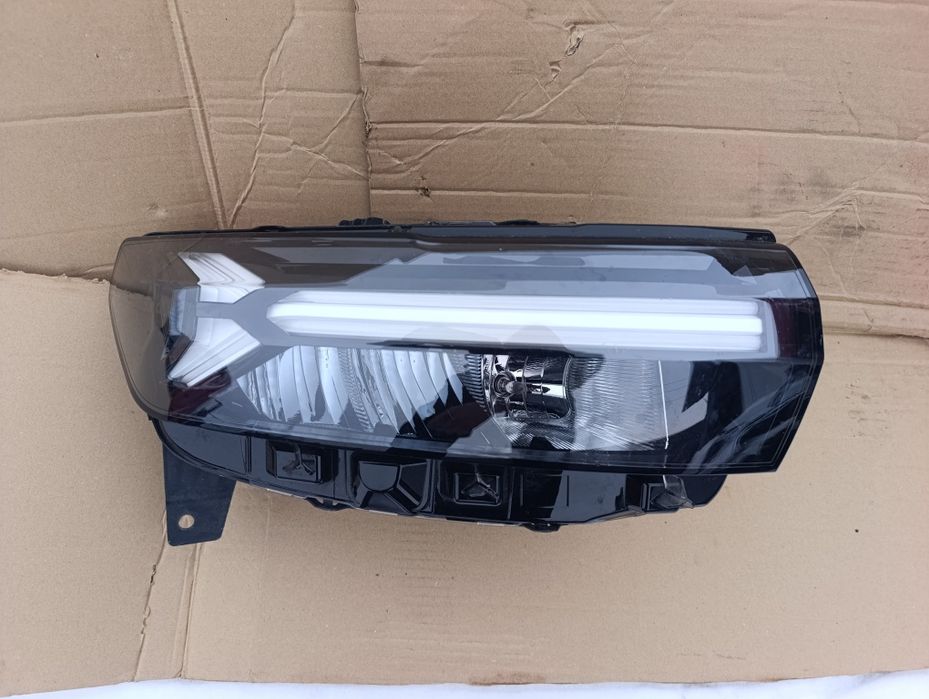 Dacia Duster III lampa przód prawa
