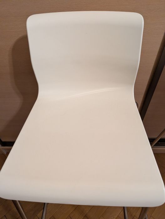 Dwa białe hokery 75cm