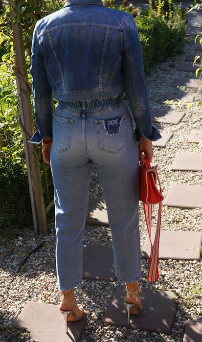 jeansy marki Pinko z przetarciami i paskiem wyższy stan