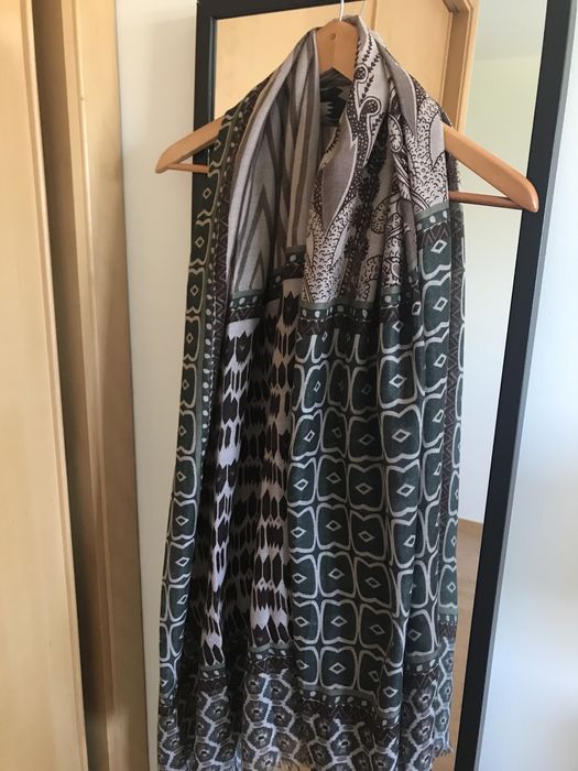 Echarpes ou lenços com estampados variados