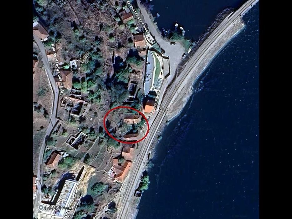 Terreno Urbano, na Margem do Rio Douro, com duas casas para Recuperar - Baião ( Ancede e Ribadouro )