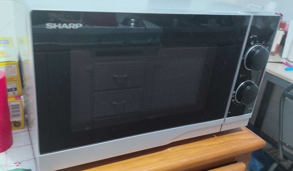 Micro-Ondas Sharpe Novinho Prata com preto