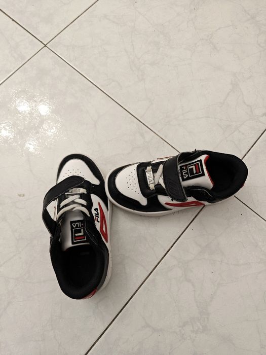 Tenis criança Fila 29 pretos, brancos e vermelhos