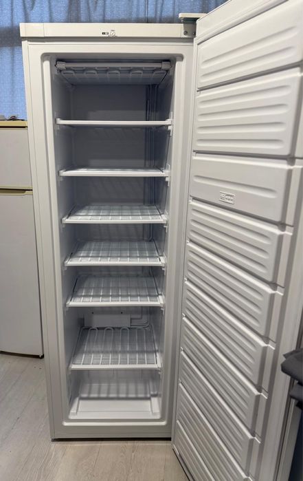 Arca Congeladora Vertical Candy 225L – Excelente Estado