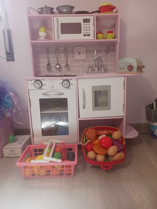 Vende-se cozinha de brincar de madeira com comidinhas de plástico incluídas
