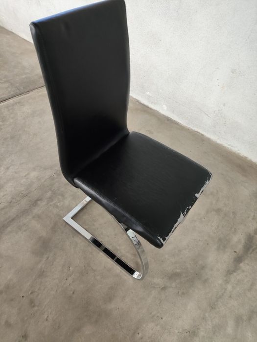 Cadeiras em aço cromado e pele sintética