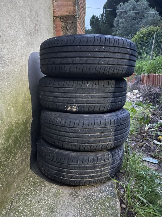 Pneus com jantes em bom estado