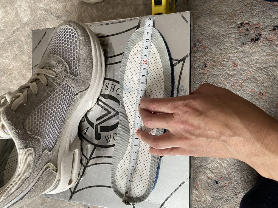 Кросівки з перфорацією