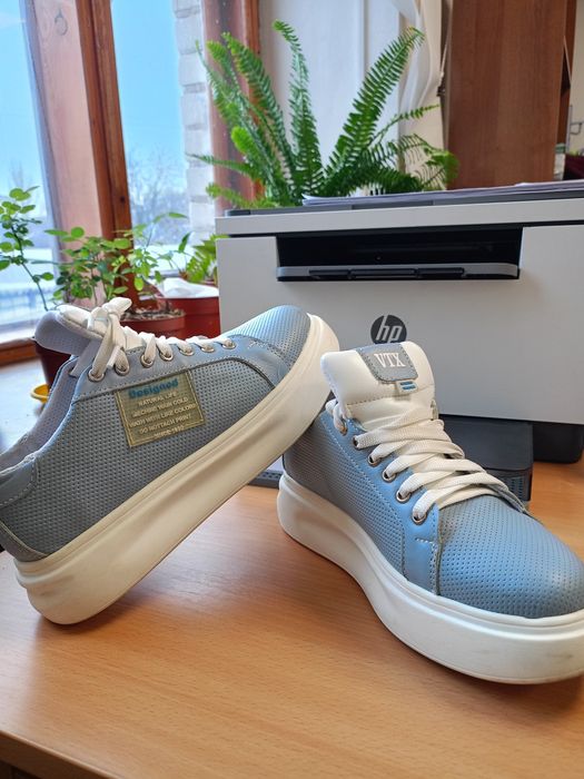 Продам кросівки 36 розмір шкіра