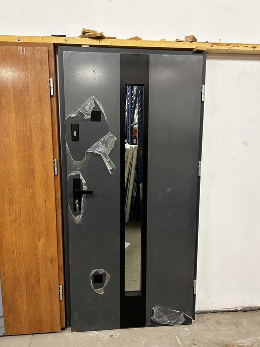 Drzwi Ezio 13 zewnętrzne z szybą KR Center