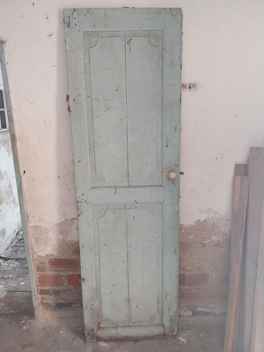 Portas antigas com ferragens