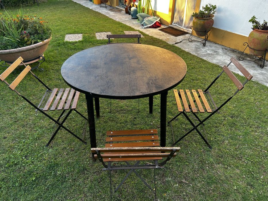 Mesa e cadeiras de jardim